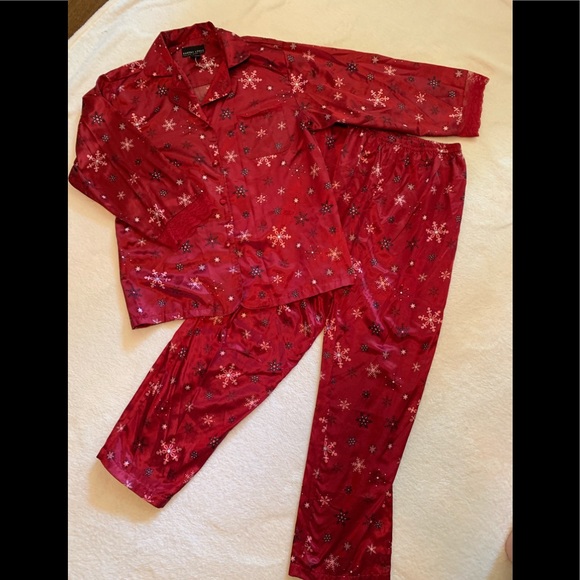 Robert Louis Other - Robert Louis  Pajamas, size Medium